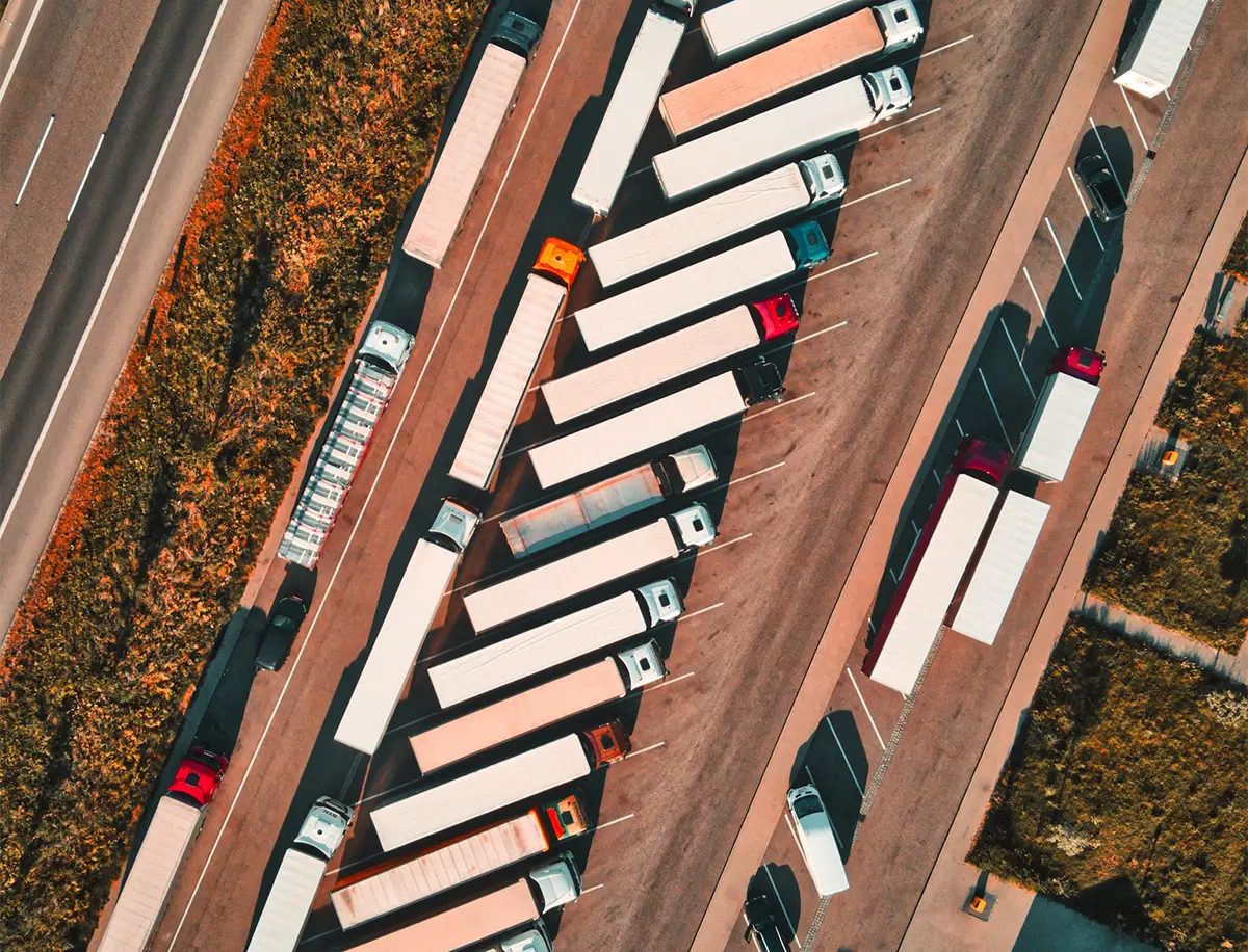 Photo aérienne d'une aire de repos où les camions sont garé en épis